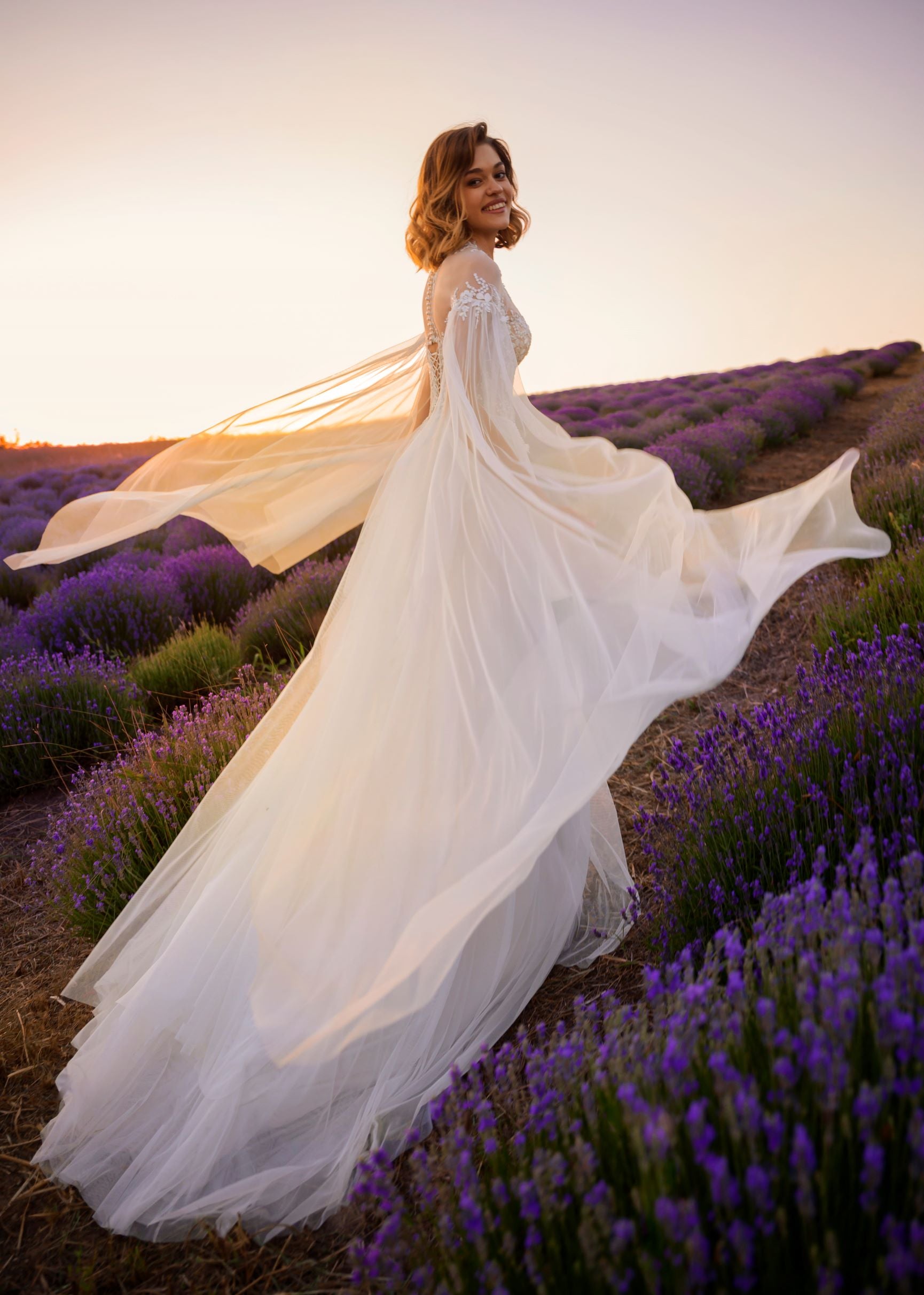 Robes de mariee corset avec un design de manches unique HAREM s Brides