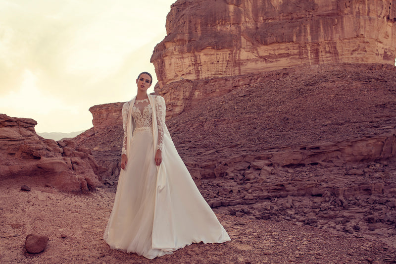 Vestido de novia evasé con mangas largas de encaje y capa larga