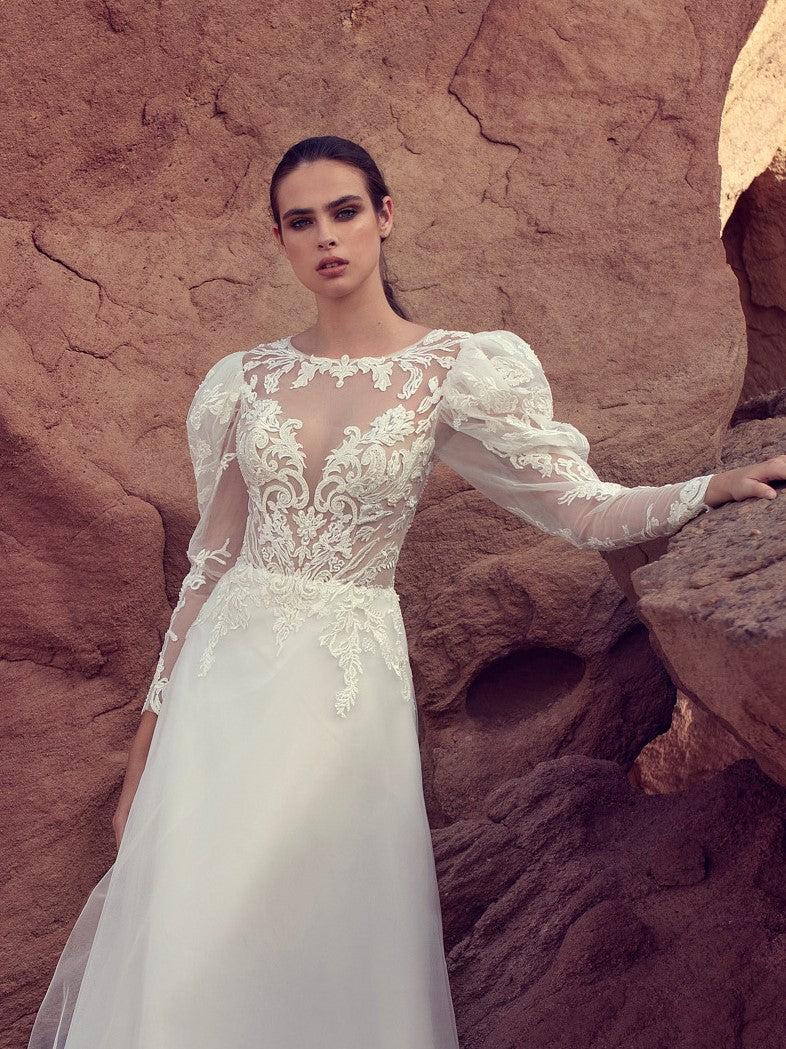 Vestido de novia evasé con mangas largas de encaje y capa larga