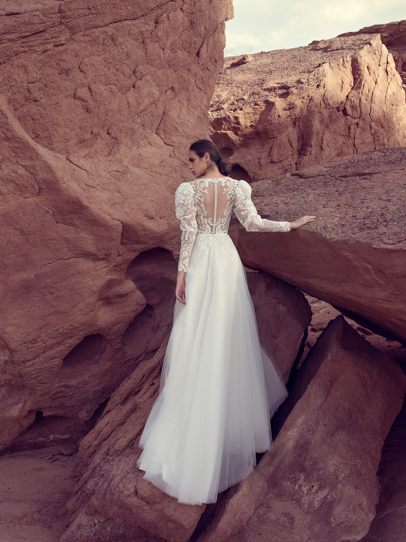 Vestido de novia evasé con mangas largas de encaje y capa larga