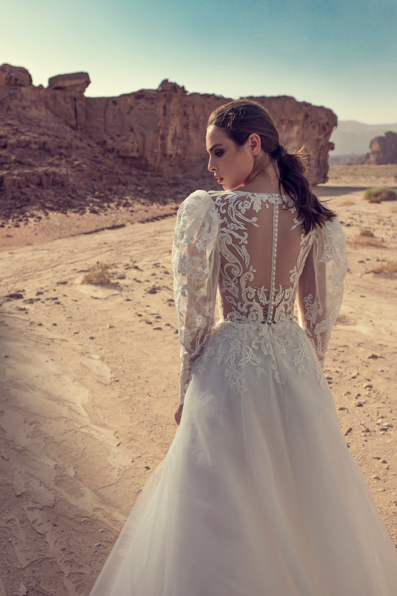 Vestido de novia evasé con mangas largas de encaje y capa larga