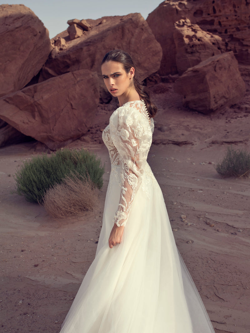 Vestido de novia evasé con mangas largas de encaje y capa larga