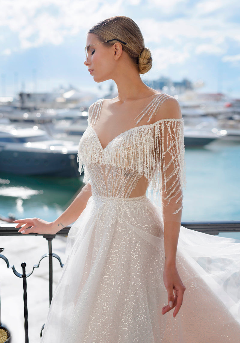 Vestido de novia con flecos y escote ilusión