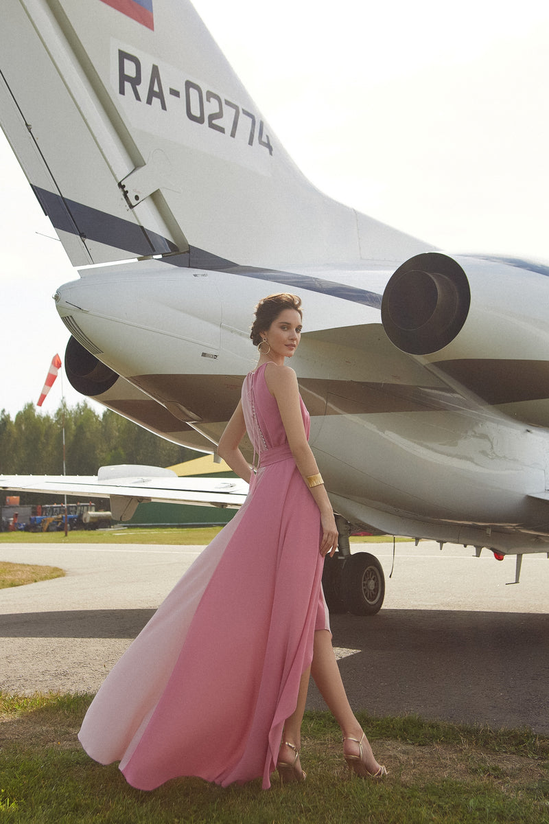 Vestido alto-bajo sin mangas con cuello alto