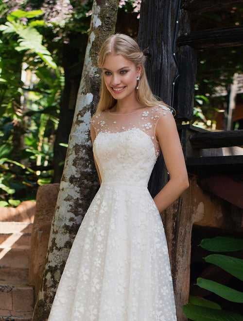 Vestido de novia de encaje con cuello alto de ilusión