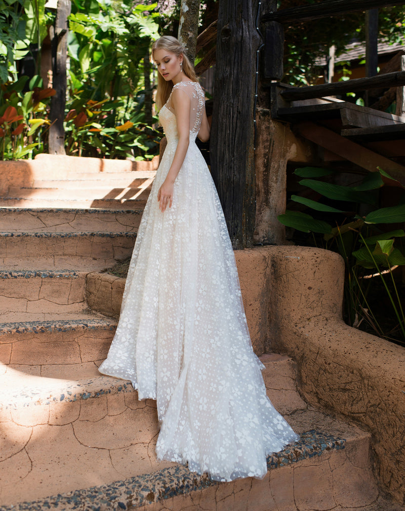 Robe de mariée en dentelle à col illusion élevé