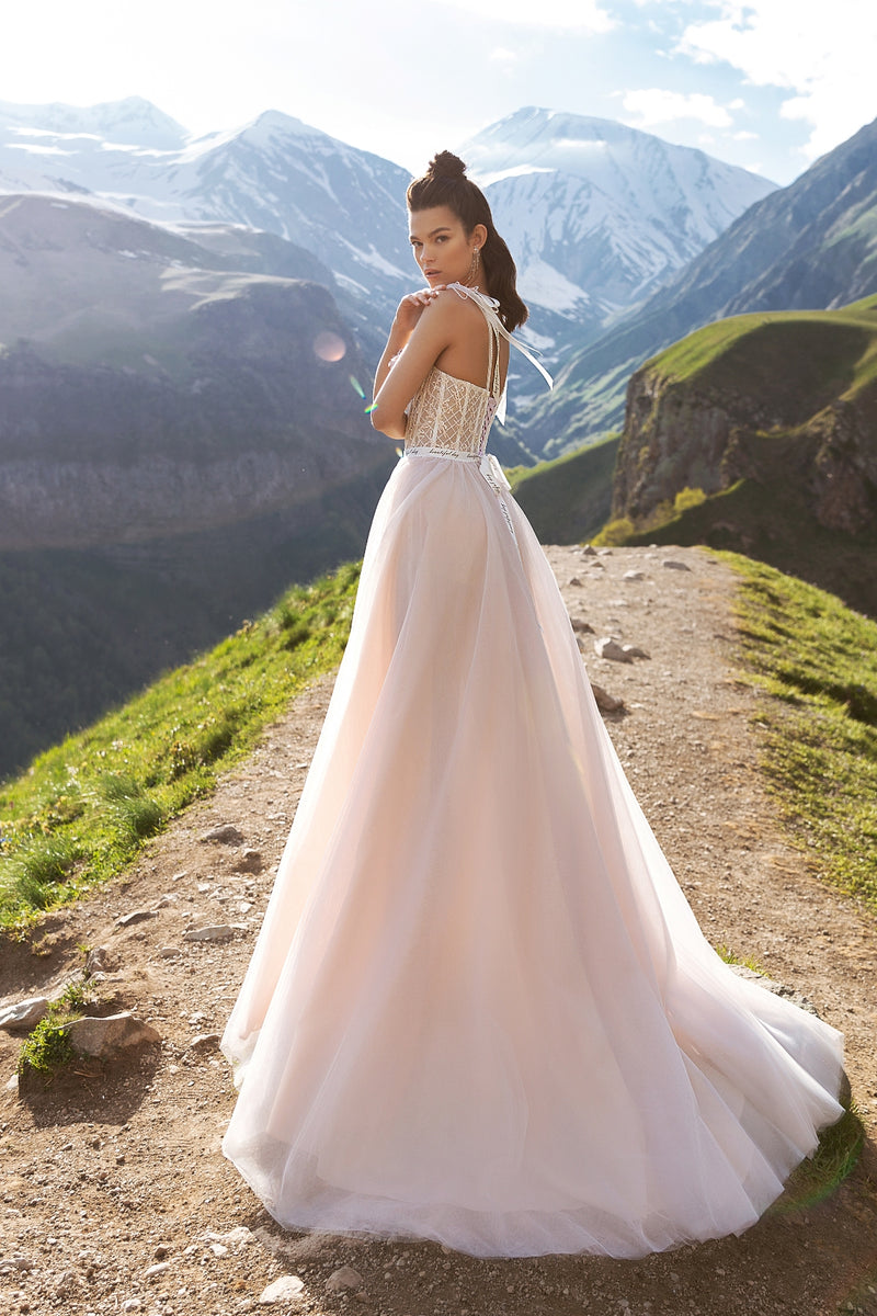 Vestido de color de una línea de corsé con cuentas de novia