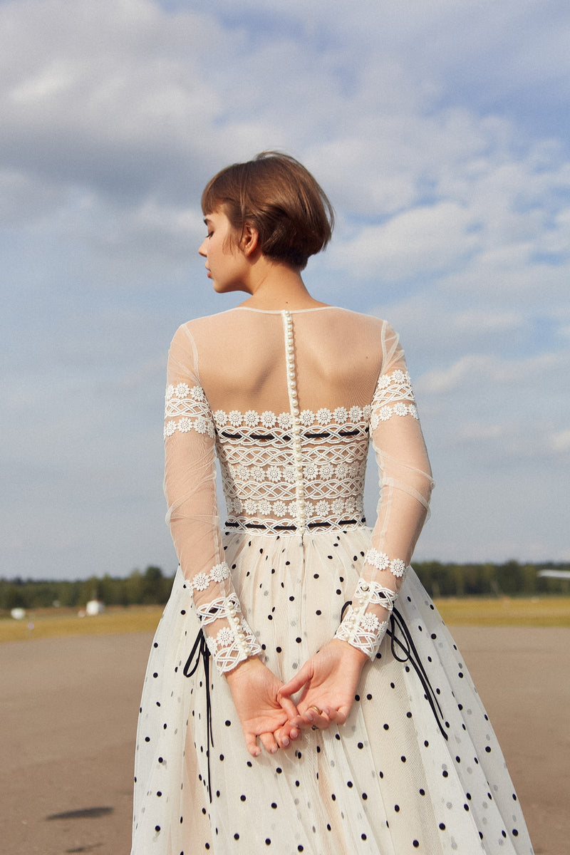 Vestido midi de encaje y tul con lunares blancos de manga larga