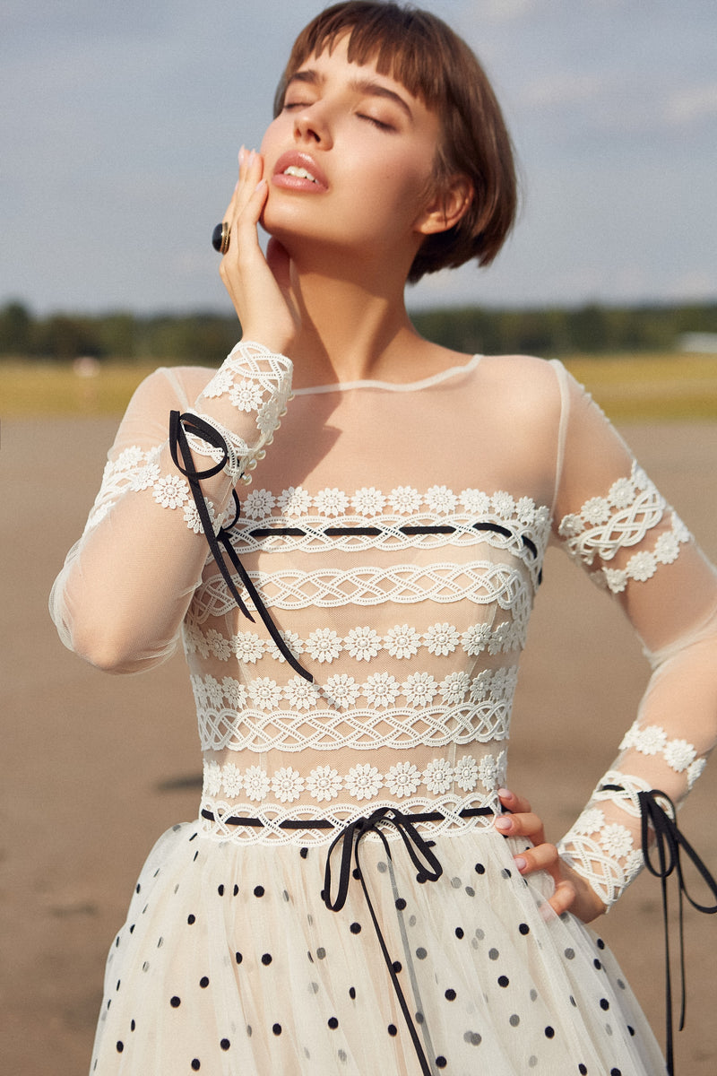 Vestido midi de encaje y tul con lunares blancos de manga larga