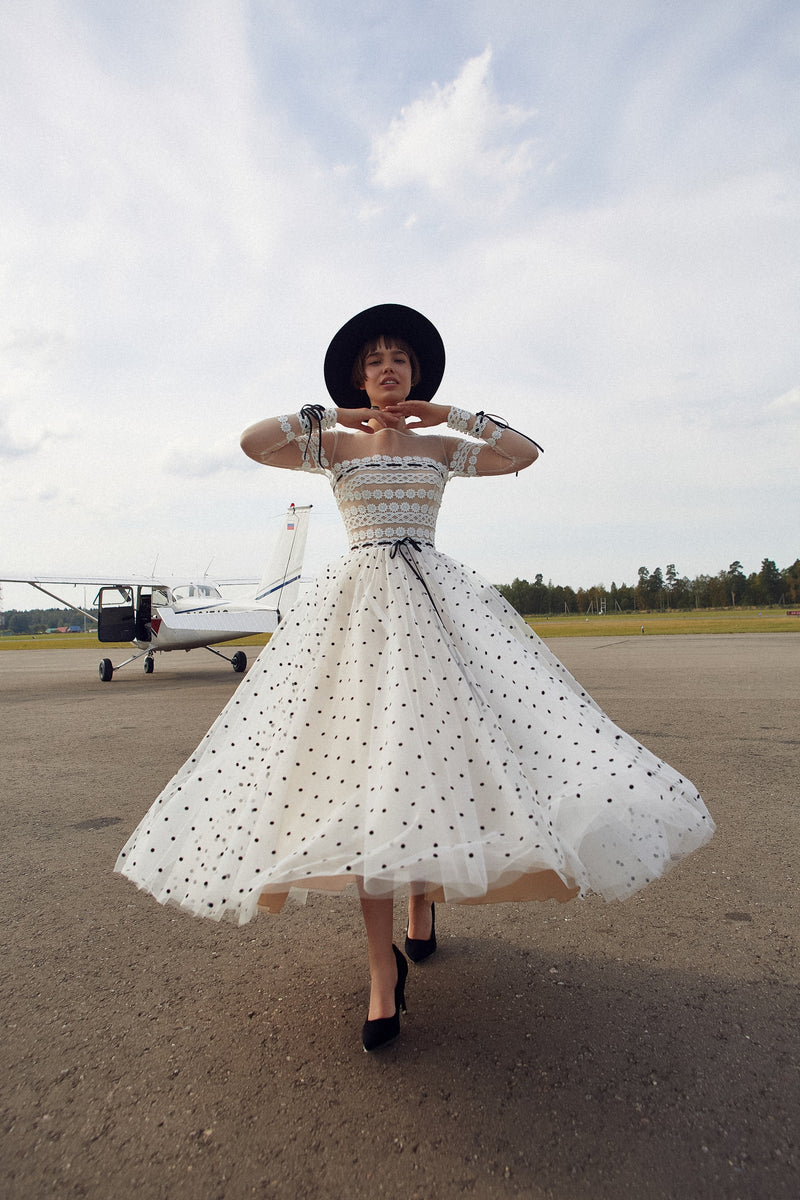 Robe midi en tulle et dentelle à pois blancs à manches longues