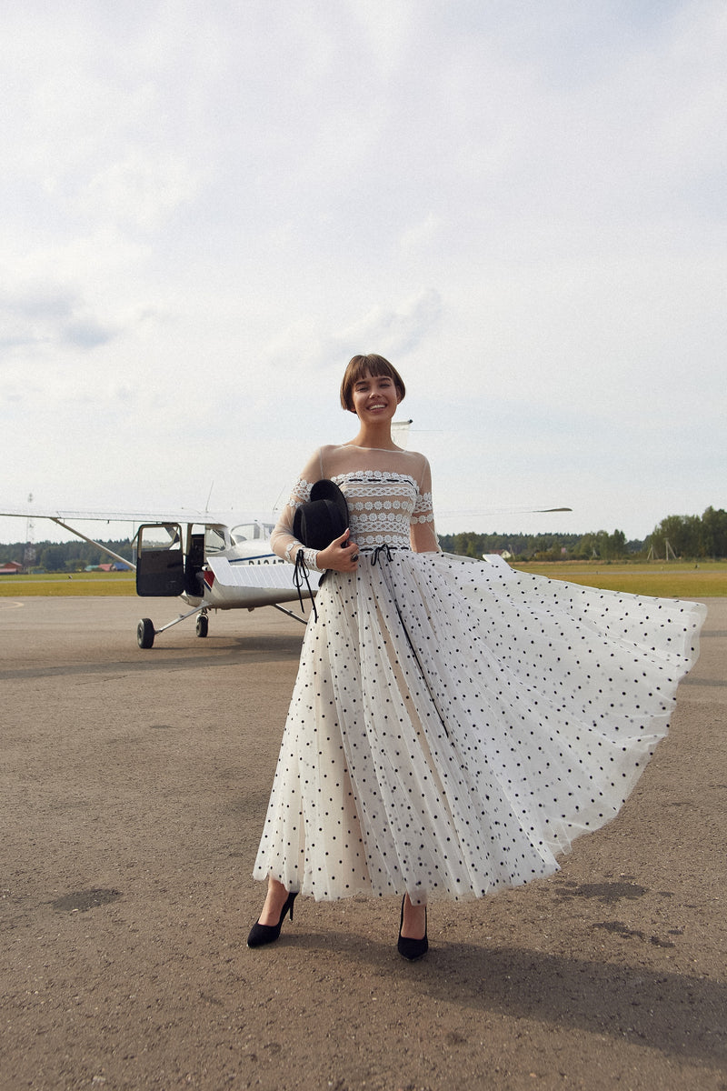 Robe midi en tulle et dentelle à pois blancs à manches longues