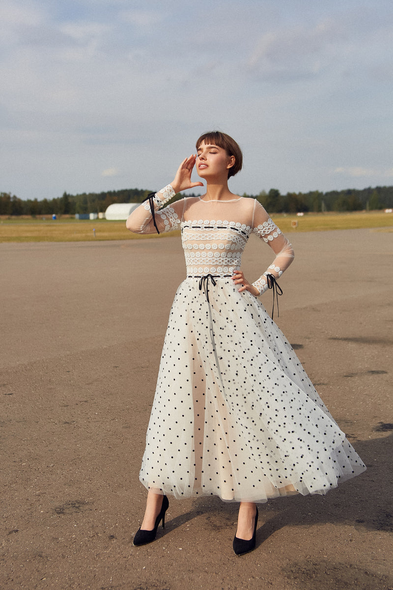 Vestido midi de encaje y tul con lunares blancos de manga larga