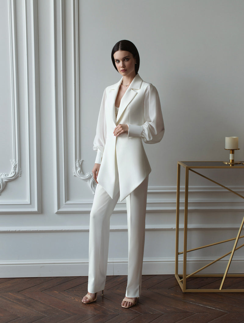 Elegante traje de novia con chaqueta