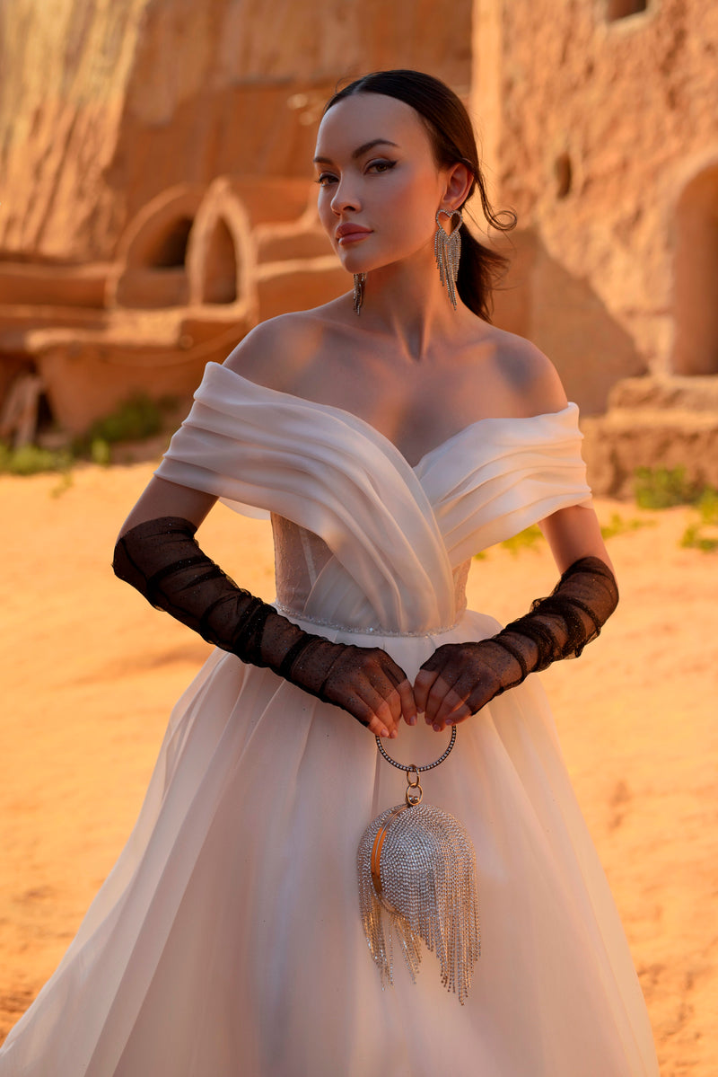 Vestido de novia de corte A con hombros descubiertos