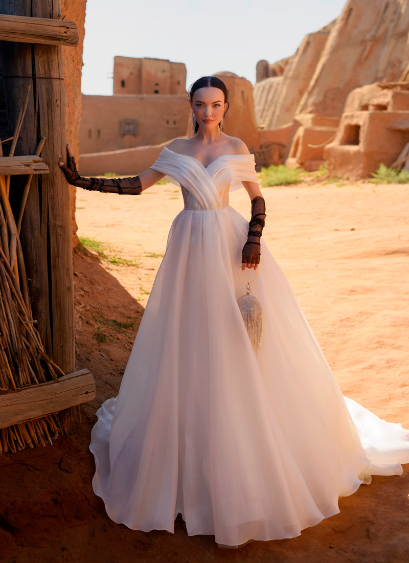 Vestido de novia de corte A con hombros descubiertos