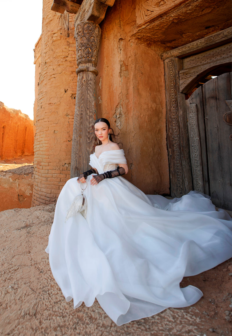 Vestido de novia de corte A con hombros descubiertos