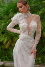 Superbe robe de mariée fourreau à manches longues et transparentes