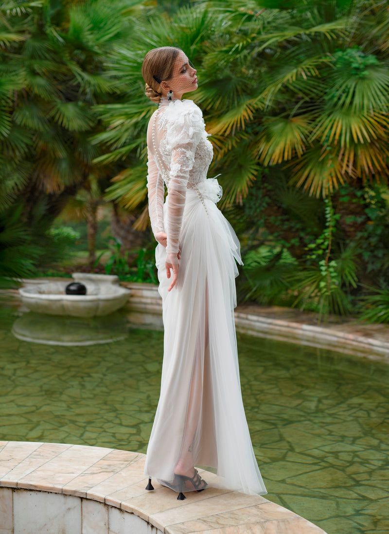 Superbe robe de mariée fourreau à manches longues et transparentes