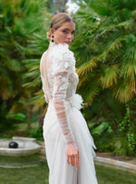 Superbe robe de mariée fourreau à manches longues et transparentes
