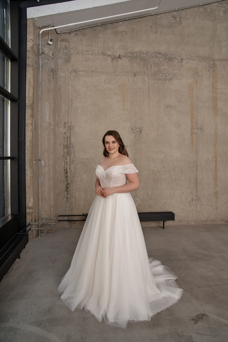 Vestido de novia de corte A con hombros descubiertos y talla grande