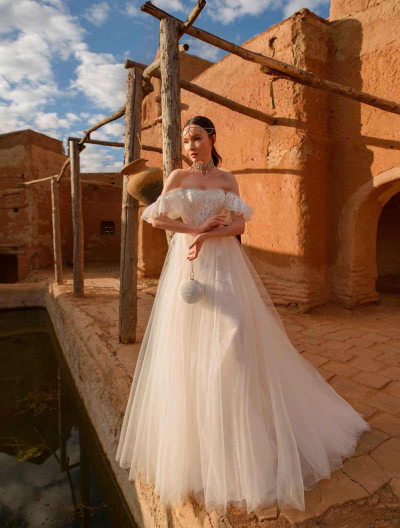 Exquisito vestido de novia de corte A con hombros descubiertos