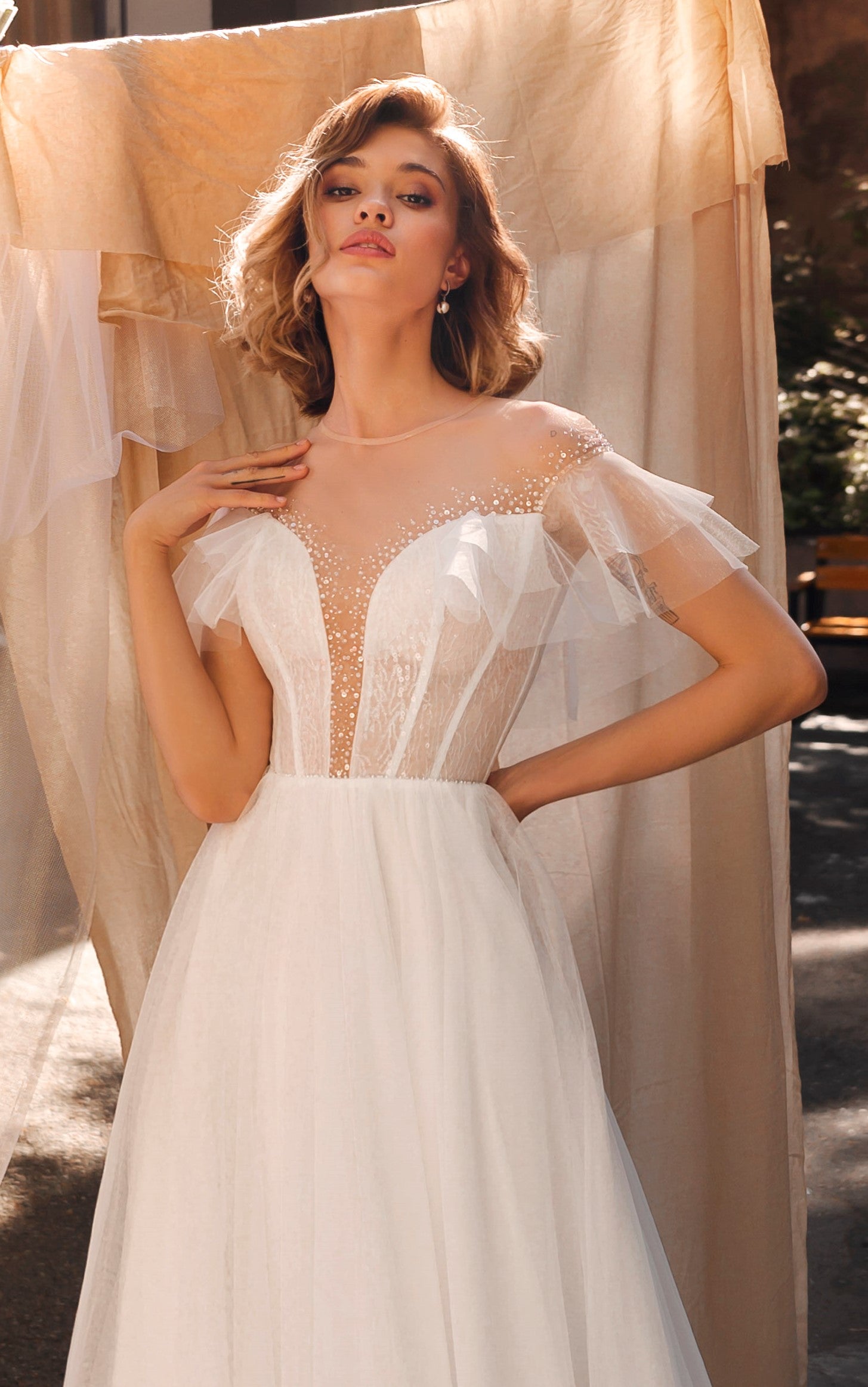 A-Line Illusion Neckline Wedding Dress EU32 / Off-White A-Line Illusion Neckline Wedding Dress EU32 / Off-White
