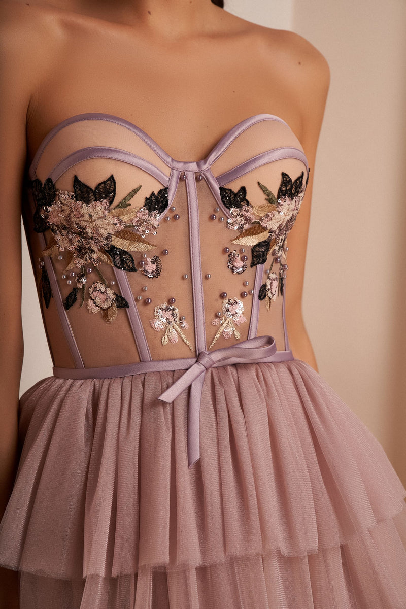 Minivestido com corpete coração e bordado floral