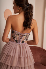 Minivestido com corpete coração e bordado floral