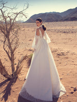 Vestido de novia con cuello en V y mangas removibles