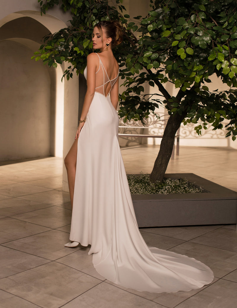 Vestido de novia con tirantes finos y espalda abierta con abertura a la altura del muslo