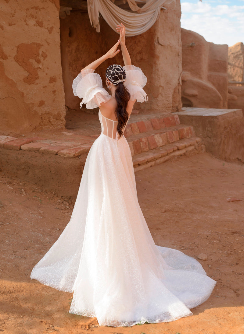 Vestido de novia sin tirantes con mangas abullonadas extraíbles