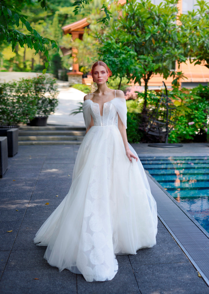 Vestido de novia evasé con hombros descubiertos