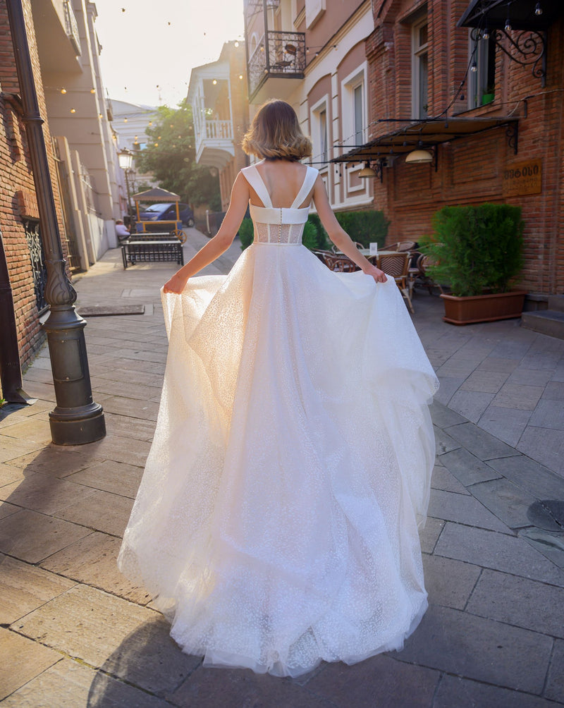 Square Neckline Ball Gown Wedding Dress EU40 / Vanilla