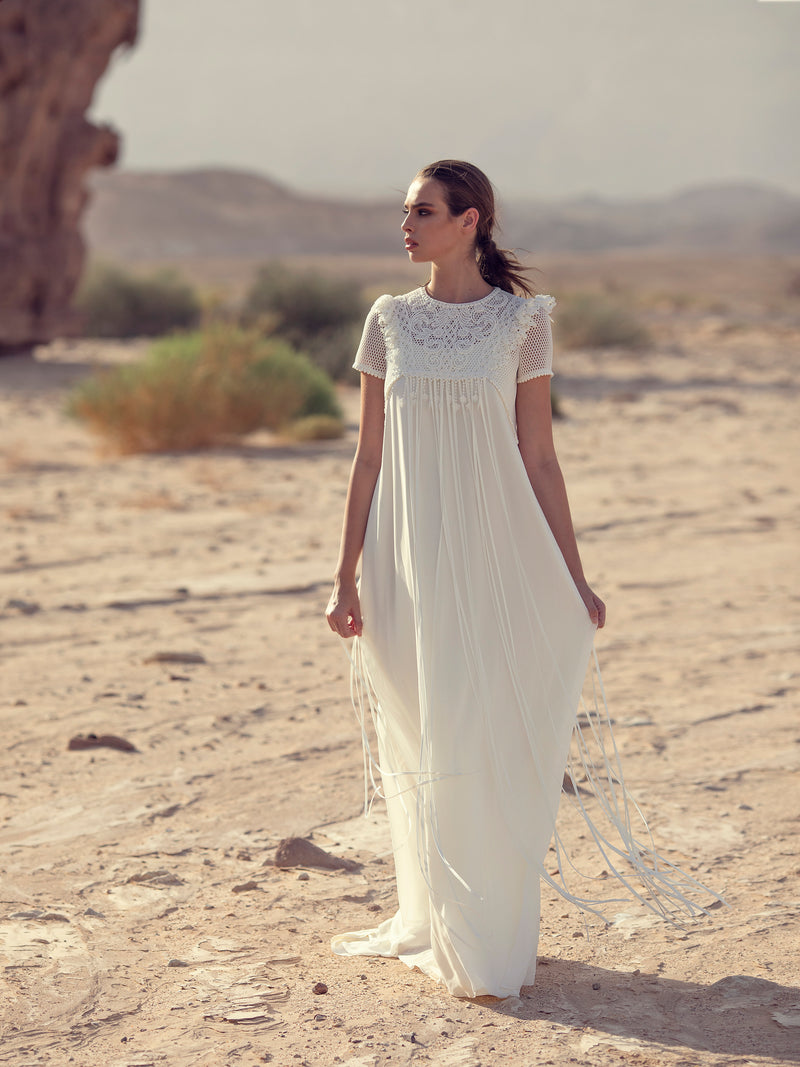 Vestido de novia con tirantes finos y capa