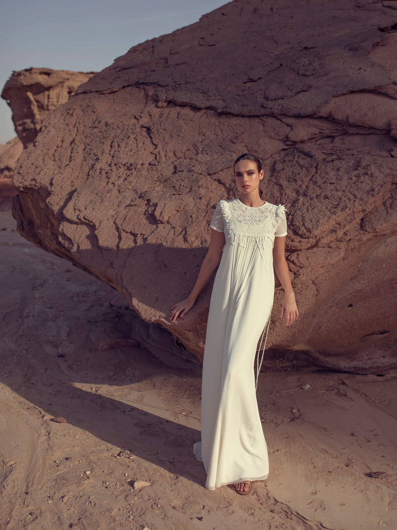 Vestido de novia con tirantes finos y capa