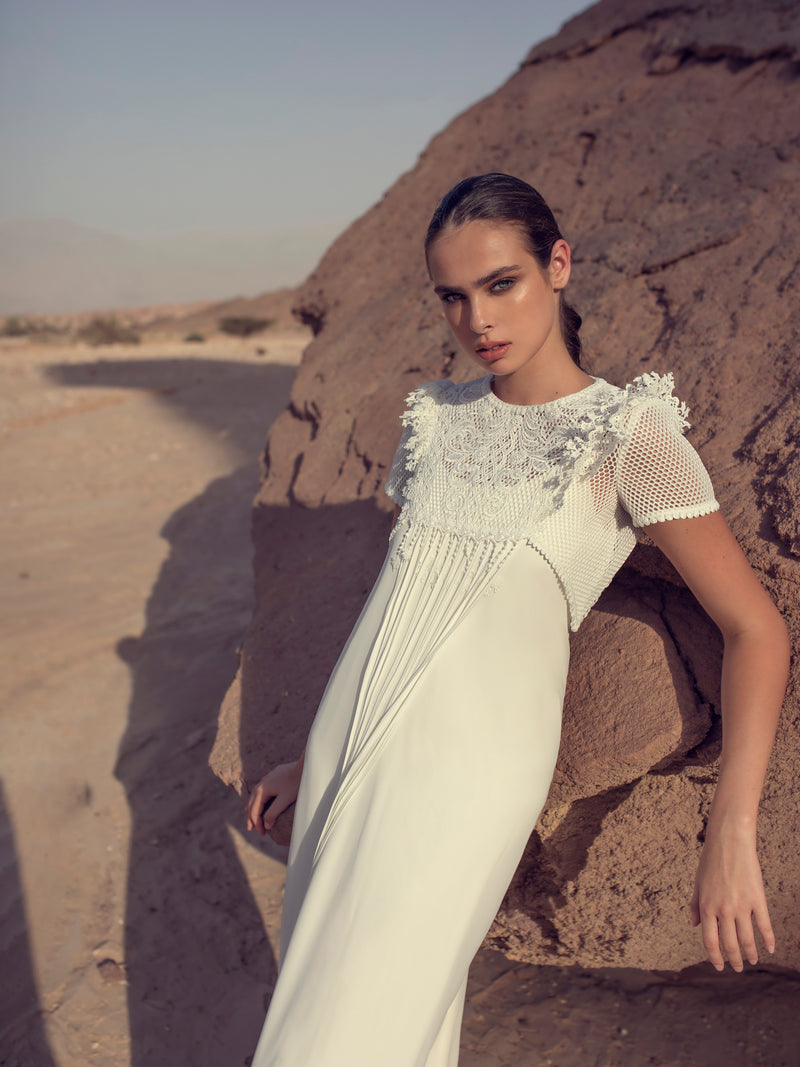 Vestido de novia con tirantes finos y capa