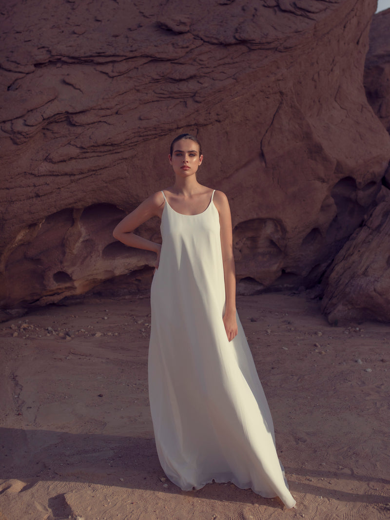 Vestido de novia con tirantes finos y capa