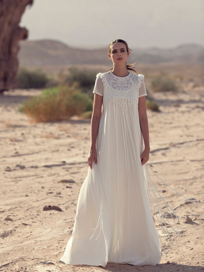 Vestido de novia con tirantes finos y capa