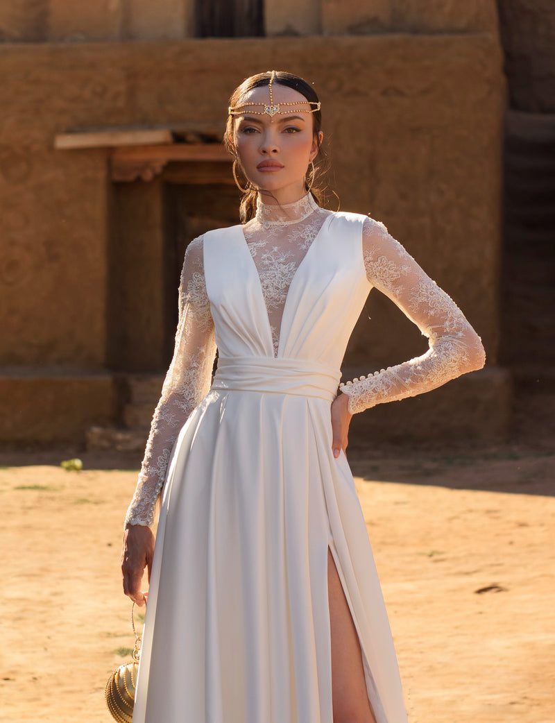 Vestido de novia elegante con cuello alto y manga larga