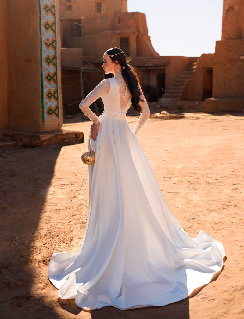 Vestido de novia elegante con cuello alto y manga larga