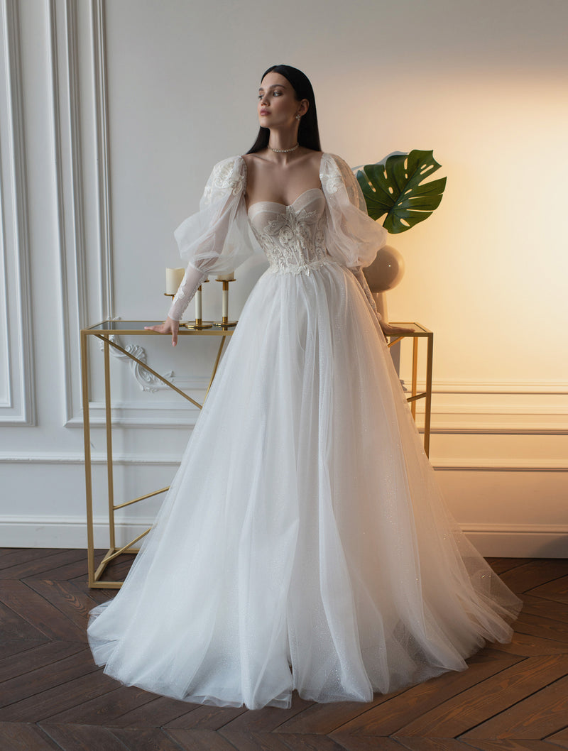 Vestido de novia de corte A con escote corazón y mangas desmontables