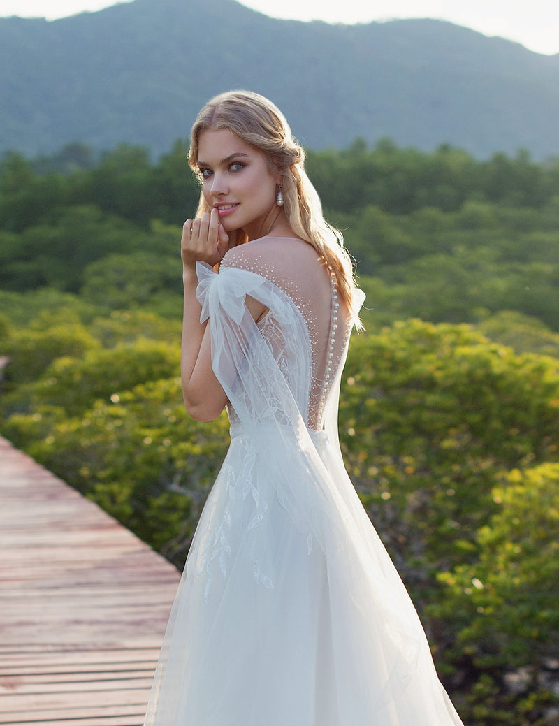 embroidered illusion mock neck wedding dress Melissa Sweet Embroidered Illusion Mock Neck Wedding Dress (Ivory, Size 16W) - Dresses - Carnuel, New Mexico | Facebook Marketplace