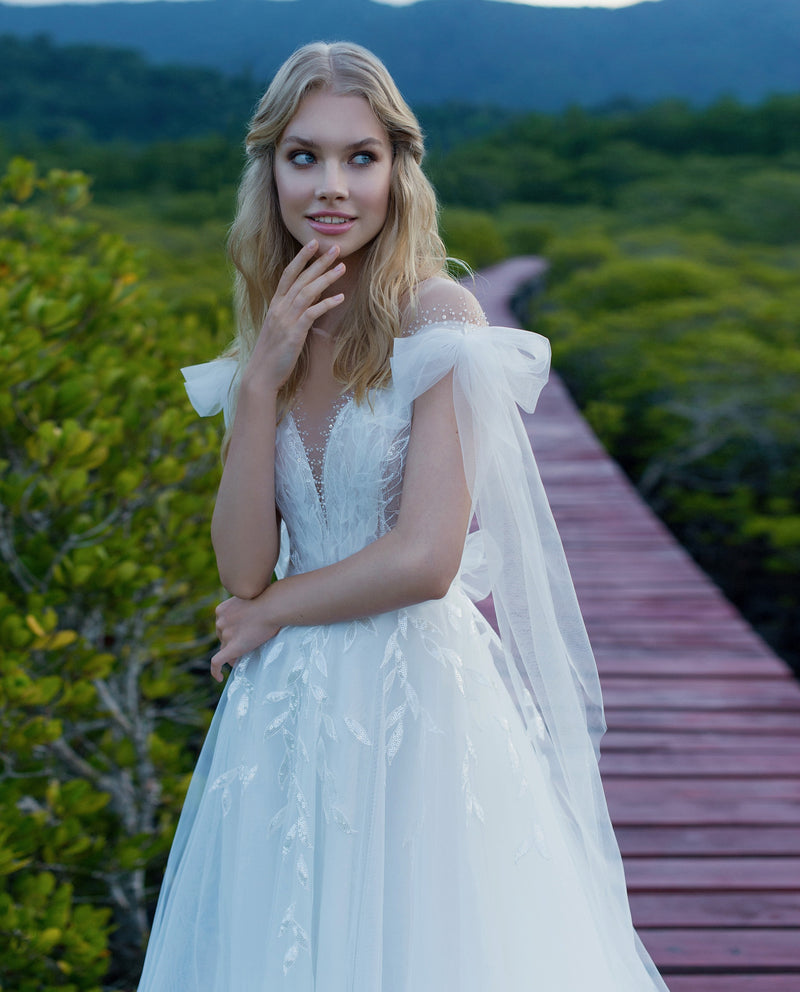 Robe de mariée trapèze à col illusion