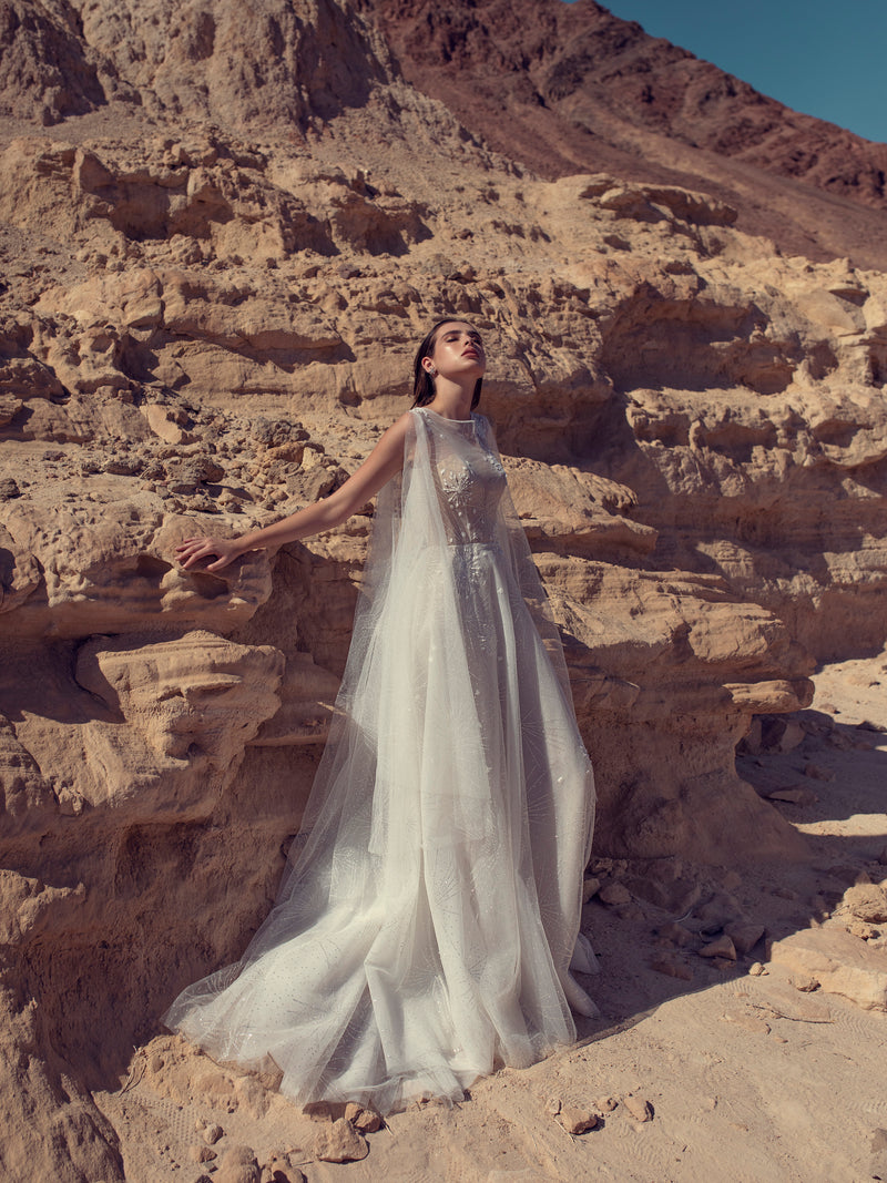 Vestido de novia de encaje con cuello ilusión alto y alas de tul