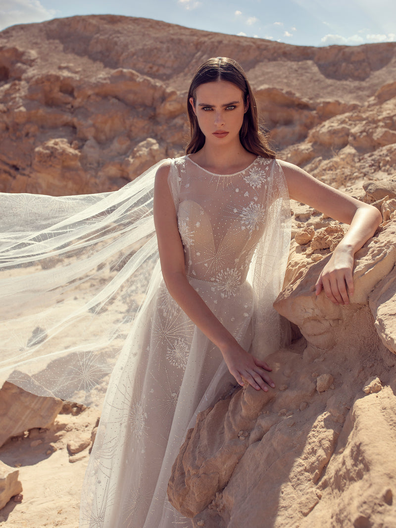 Vestido de novia de encaje con cuello ilusión alto y alas de tul