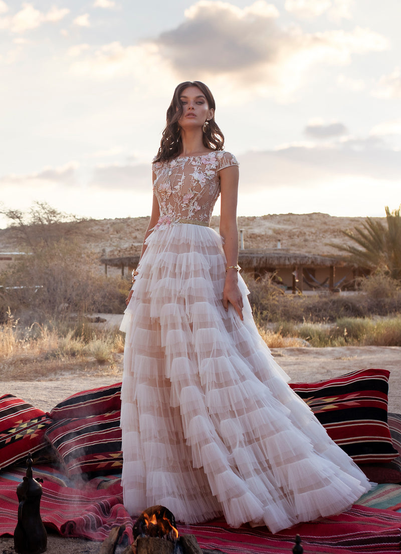 Vestido de novia de flores en 3D con cuello alto y falda con volantes