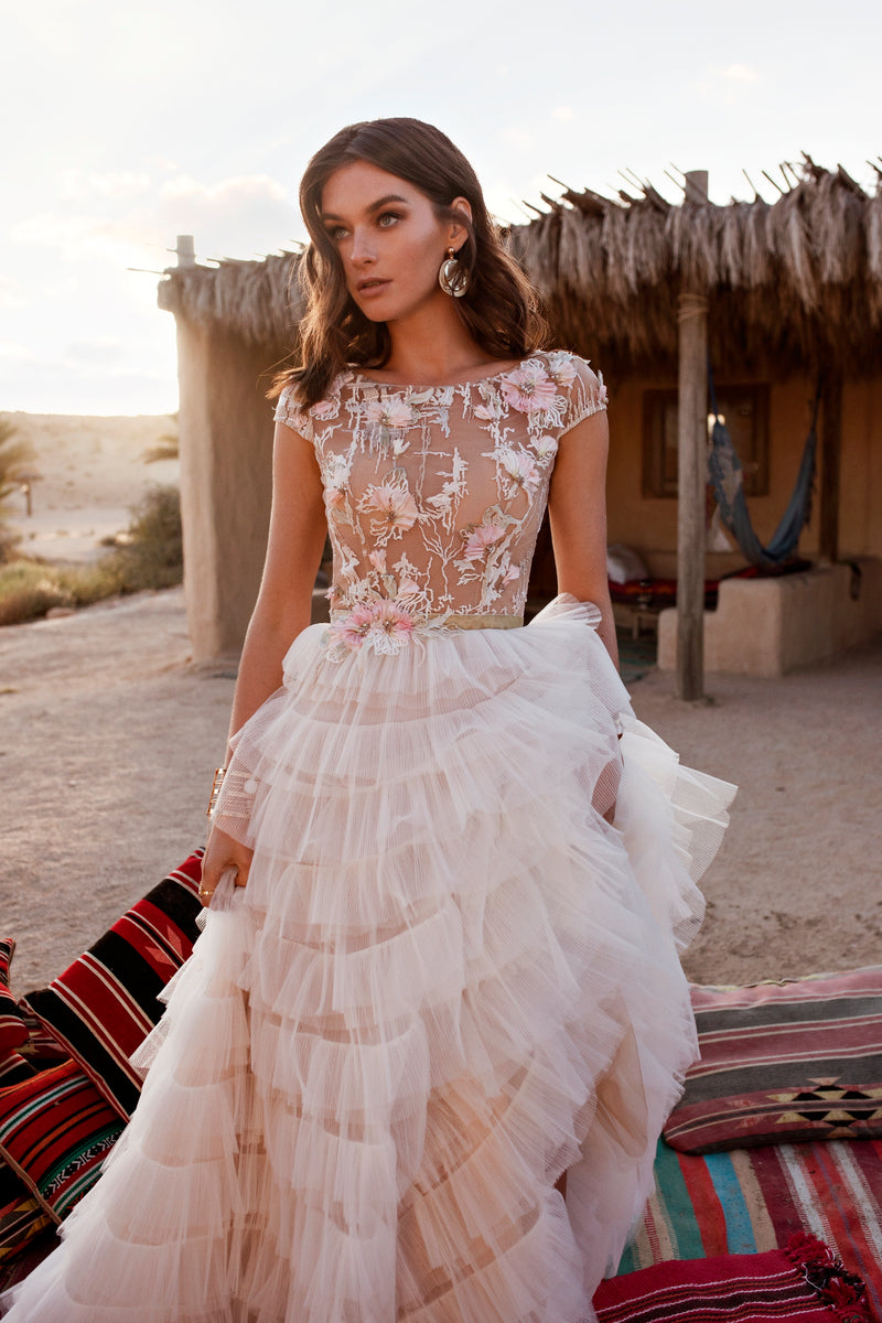 Vestido de novia de flores en 3D con cuello alto y falda con volantes