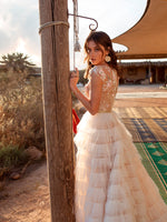 Vestido de novia de flores en 3D con cuello alto y falda con volantes