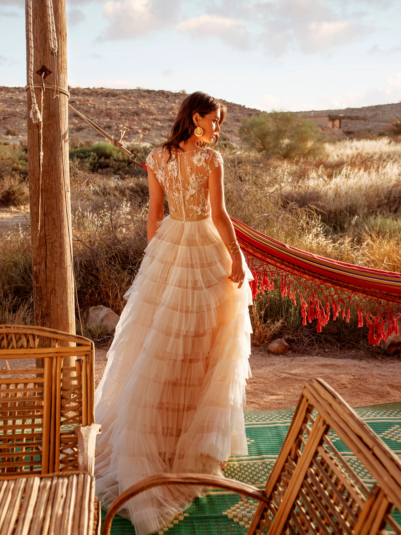 Vestido de novia de flores en 3D con cuello alto y falda con volantes