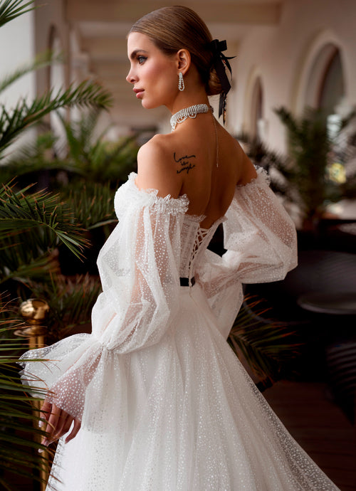 Vestido de noiva evasê sem alças com mangas removíveis